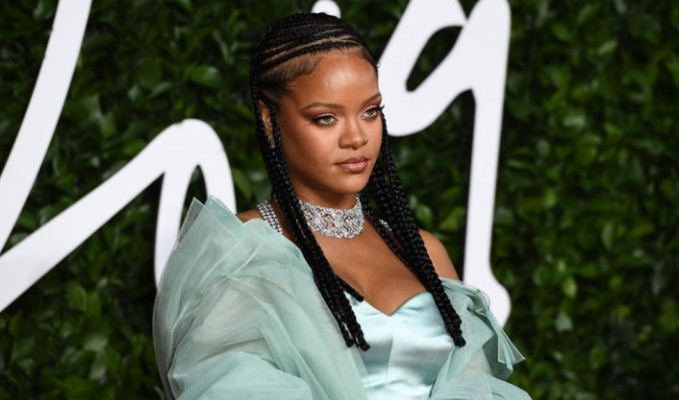 Rihanna, iç giyim defilesinde kullandığı hadis için Müslümanlardan özür diledi
