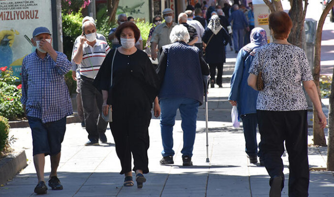 İzmir'de 65 yaş ve sigara kısıtlaması
