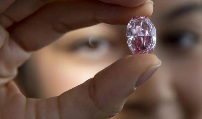 En büyük pembe elmas 208 milyona satıldı