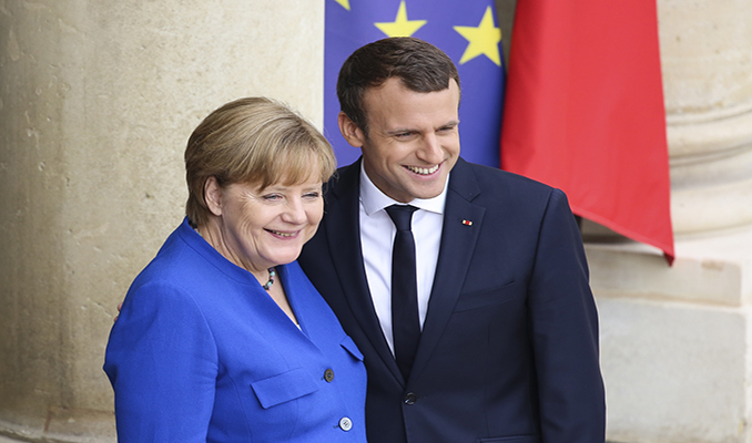 AB Zirvesi'nde Merkel, Macron'u ikna etti