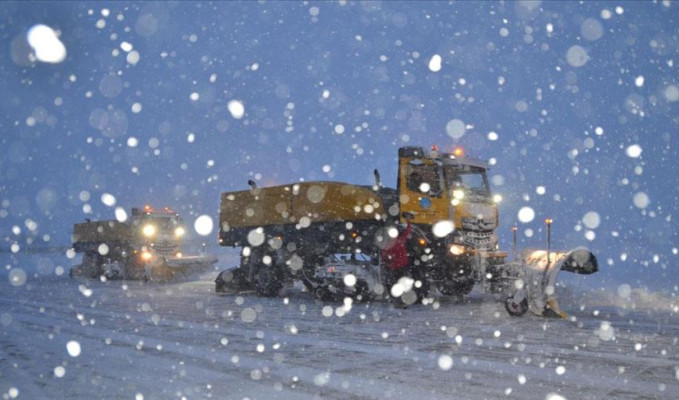 Doğu'da yoğun kar yağışı yüzünden 3 bin 500 köy yolu ulaşıma kapalı