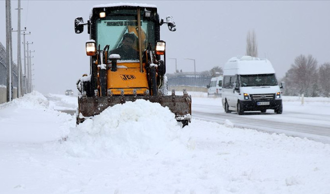 Sivas'ta 532 köy yolu kar yüzünden ulaşıma kapalı