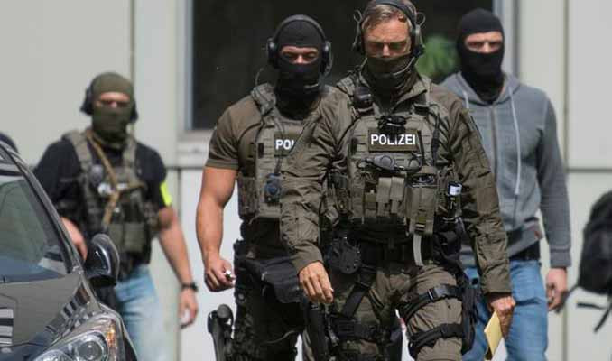 Almanya'da aşırı sağcı 12 kişi tutuklandı