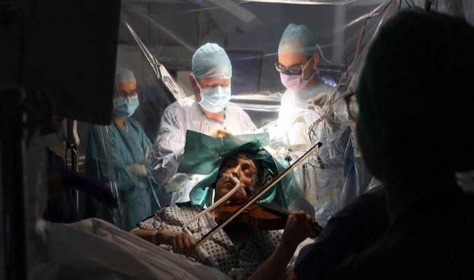 Beyin ameliyatı olurken keman çalan müzisyen: Hatırlamıyorum
