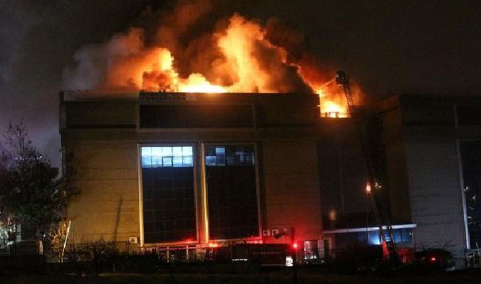 Okul binasının üstündeki tekstil atölyesinde yangın