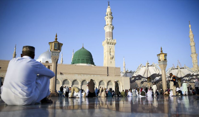 Suudi Arabistan korona virüsü nedeniyle umre ziyaretlerini askıya aldı