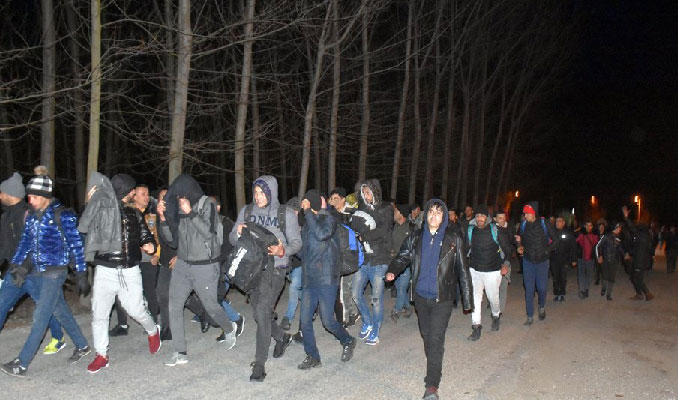 Mülteciler Avrupa'ya geçmek için sınıra yığıldı