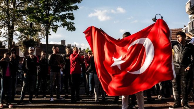 Hollanda protokolü çiğniyor! Türk vatandaşlarına uyum sınavı şartı