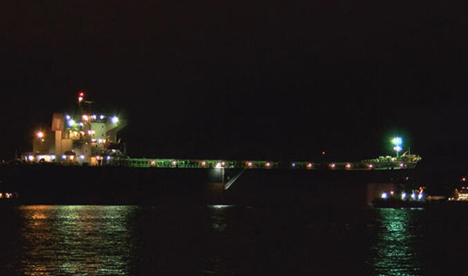 İstanbul Boğazı'nda dümeni kitlenen gemi kıyıya çekildi