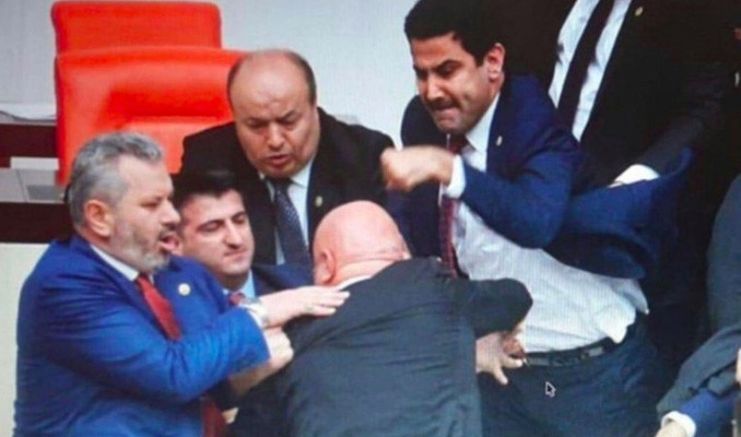 CHP'li Özkoç'a yumruk atan AK Partili vekilin eli kırıldı