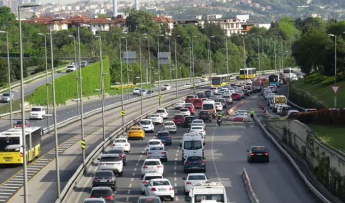 İstanbul'da boğaz köprülerinde trafik yoğunluğu oluştu