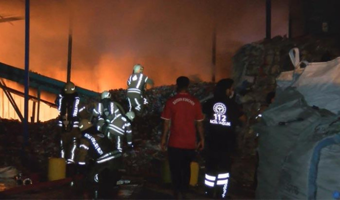 Ümraniye'de katı atık toplama merkezinde korkutan yangın