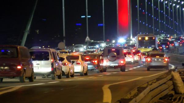 Kısıtlamanın sona ermesinin ardından İstanbul'da yoğun trafik