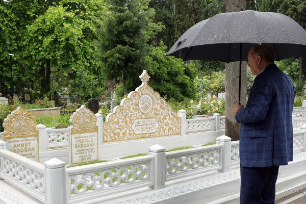 Erdoğan, anne ve babasının mezarını ziyaret etti