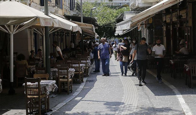 Yunanistan'da kafe ve restoranlar açıldı