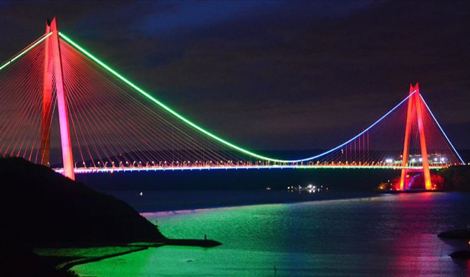 İstanbul'un köprüleri Azerbaycan bayrağı renklerine büründü