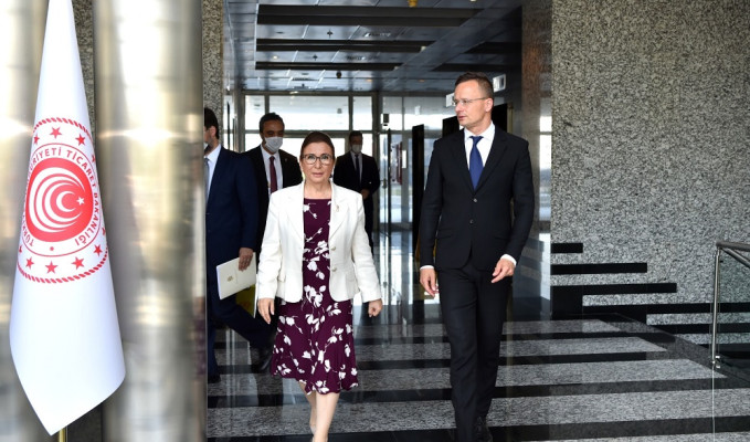 Pekcan, Macaristan Dışişleri ve Ticaret Bakanı ile görüştü