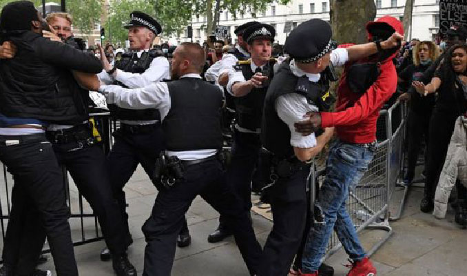Londra'daki Floyd gösterisine polis müdahalesi