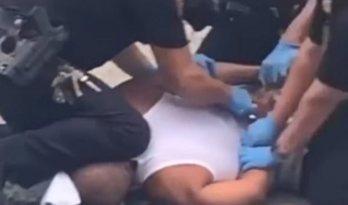 ABD polisi, bir göstericiyi boğazına diziyle basarak gözaltına aldı