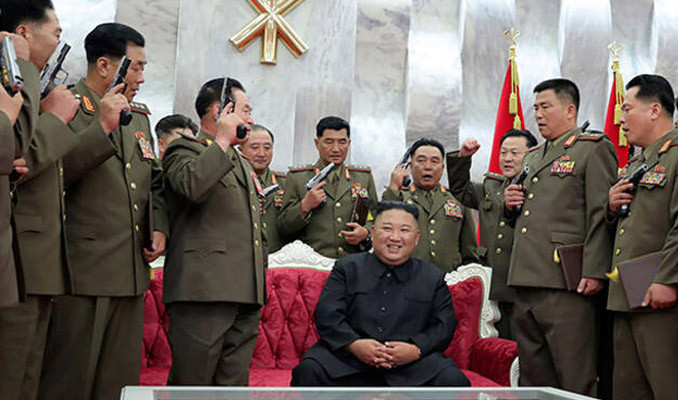 Kuzey Kore lideri Kim'den komutanlara tabanca