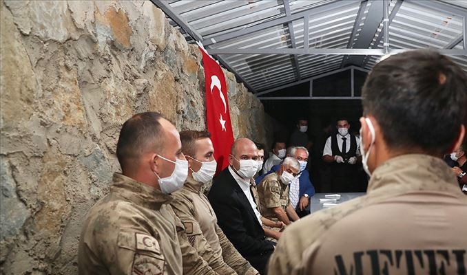 Bakan Soylu, Şırnak'ta askerlerle bayramlaştı 