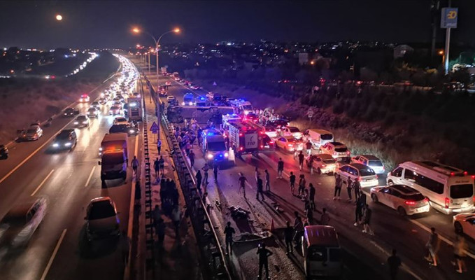 Kocaeli'de yolcu otobüsü devrildi: Ölü ve yaralılar var