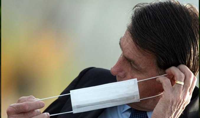 Gazeteciler maskesini çıkaran Bolsonaro'ya dava açıyor