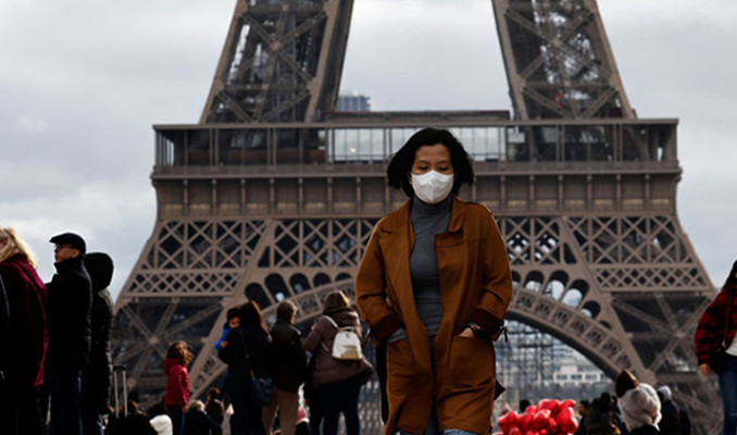 Paris'te maske takmak artık zorunlu
