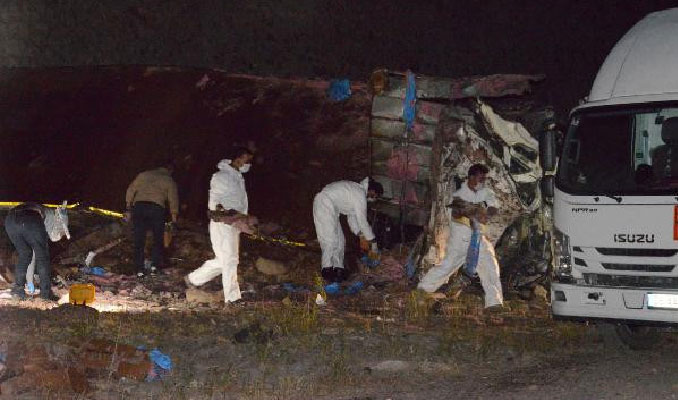 Erzurum'da 14 ton patlayıcı yüklü kamyon yola devrildi: 2 ölü