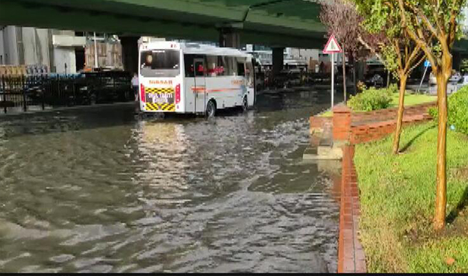 Yağmur İstanbul'u vurdu! Yolar su altında