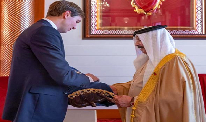 Trump'ın damadı Kushner, Bahreyn Kralı'na Tevrat hediye etti