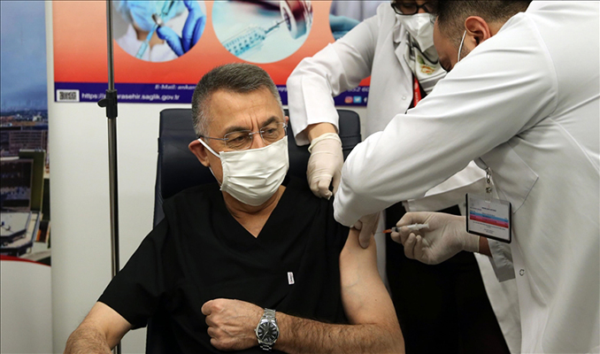 Cumhurbaşkanı Yardımcısı Fuat Oktay, Kovid-19 aşısı yaptırdı