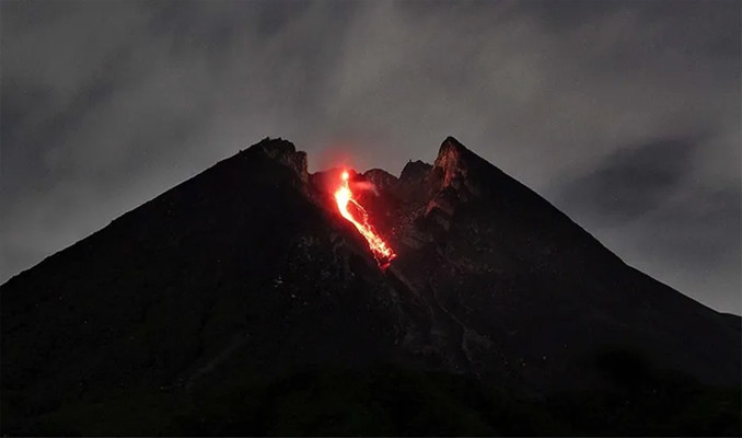 Endonezya'da bir yanardağ 6 saatte 36 kez lav püskürttü