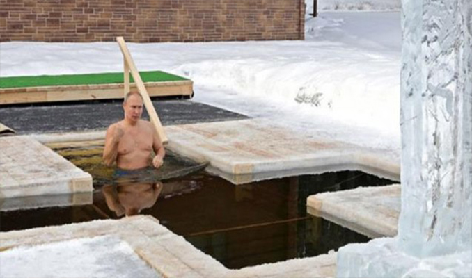 Putin, Epifani bayramı dolayısıyla buzlu suya girdi