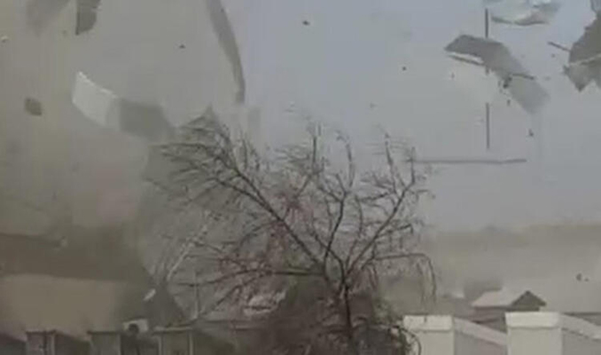 Bursa'da lodos çatıları uçurdu, vatandaşların kaçışı kamerada