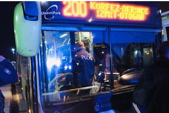 Korona virüs hastası kadını otobüsten polis indirdi