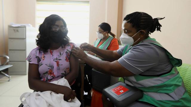 Bir ülkede daha kamu çalışanlarına aşı zorunluluğu getiriliyor