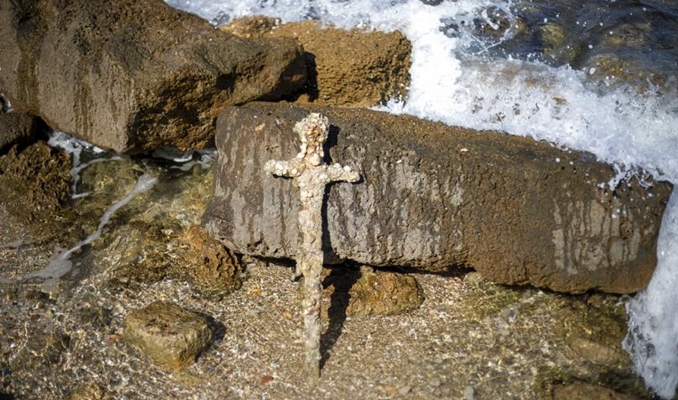 Akdeniz'de 900 yıllık haçlı kılıcı buldu