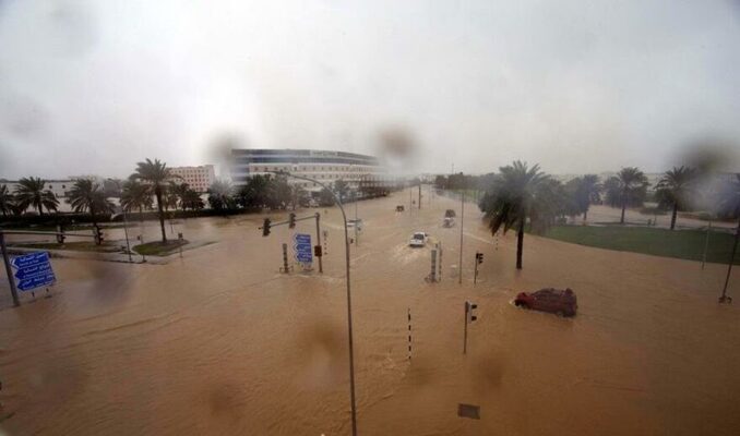 Umman'ı tropik fırtına vurdu