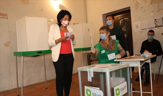 Gürcistan halkı yerel seçimlerin ikinci turunda sandık başında