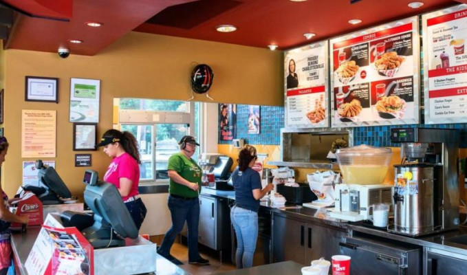 Eleman bulamayan fast food şirketinden ofis çalışanları için karar 