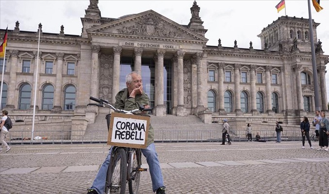 Alman uzmanlardan salgınla mücadele politikasını değiştirme çağrısı