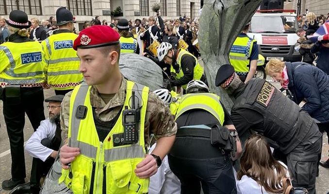 İngiltere'de çevrecilerin eylemine polis müdahale