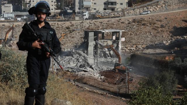 İsrail Filistinlilere ait 2 binayı yıktı
