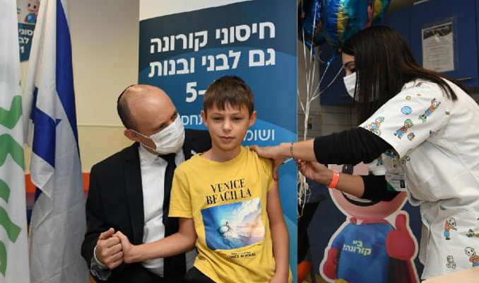 İsrail'de 5-11 yaş aralığındaki çocuklar aşılanıyor
