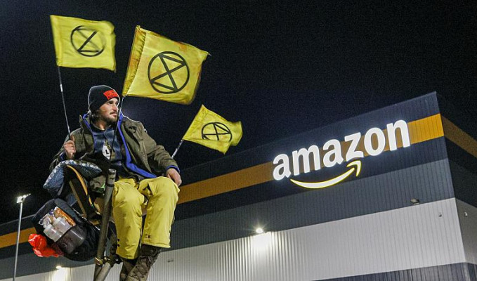 Black Friday'de Amazon'a protesto: Avrupa'daki depolar bloke edildi