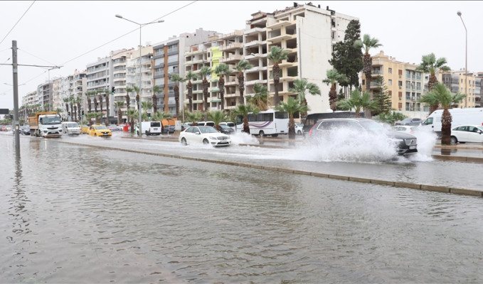 İzmir'de fırtına nedeniyle deniz taştı