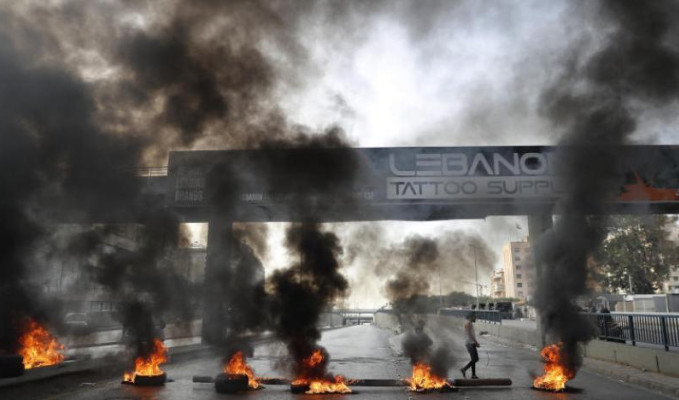 Lübnan'da halk sokaklara döküldü