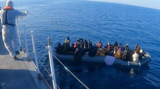Yunanistan'ın geri ittiği 54 kaçak göçmen kurtarıldı