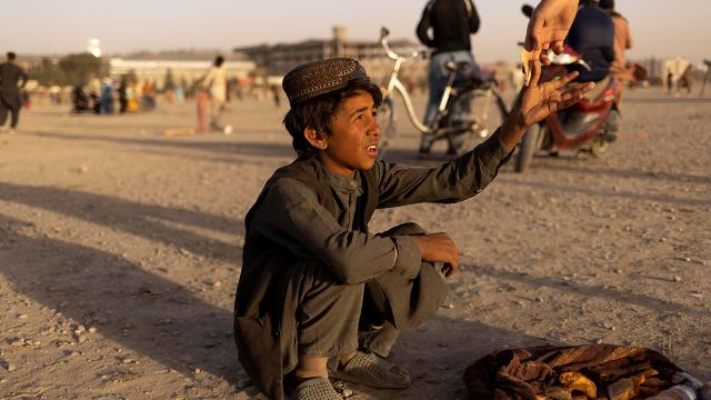 Afganistan'da yoksul halk, fırınların önünde yardım bekliyor